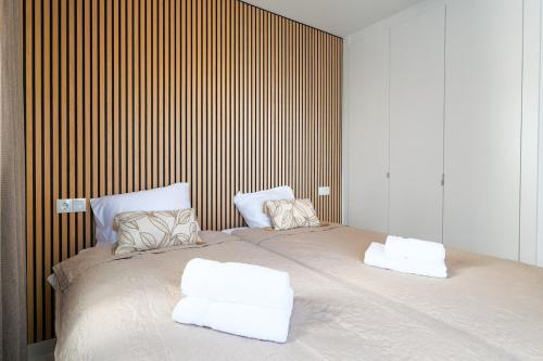 a large bed with two pillows on top of it at Santa Rosalìa - Casa Elsalie in Torre-Pacheco