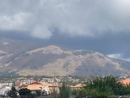 a mountain in the distance with a city and buildings at Appartamento MiMoSa Scalea in Scalea