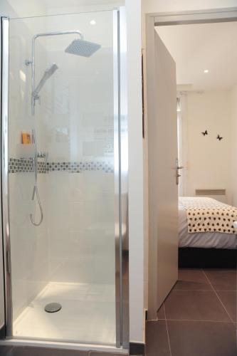 une douche avec une porte vitrée dans une salle de bain dans l'établissement Suite Imperazur Five stars Holiday House, à Nice