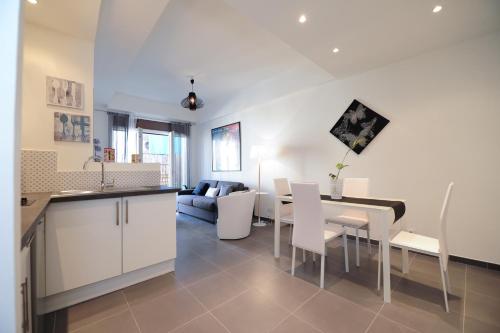 une cuisine et un salon avec une table et des chaises dans l'établissement Suite Imperazur Five stars Holiday House, à Nice