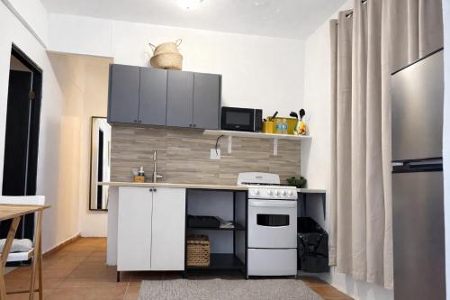 Kitchen o kitchenette sa Spacious Studio