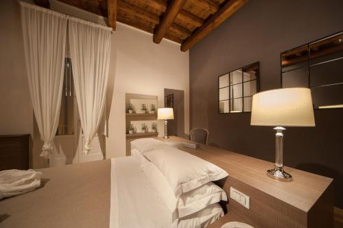 Кровать или кровати в номере Dimora Corteinfiore