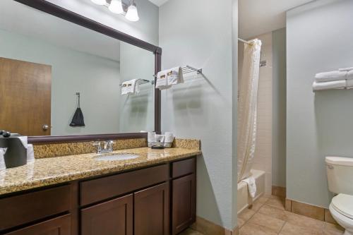 a bathroom with a sink and a toilet at Best Western Plus Ahtanum Inn in Yakima