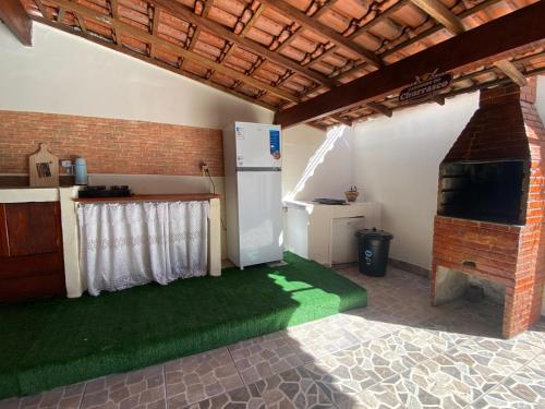 a kitchen with a refrigerator and a stove at Cantinho do Viajante in Arraial do Cabo