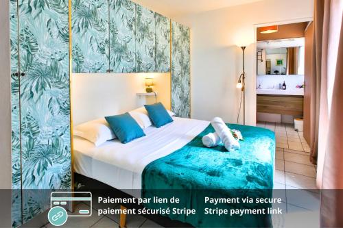 a hotel room with a bed and a bathroom at Blue Horizon - Leili Home - Centre ville in Papeete