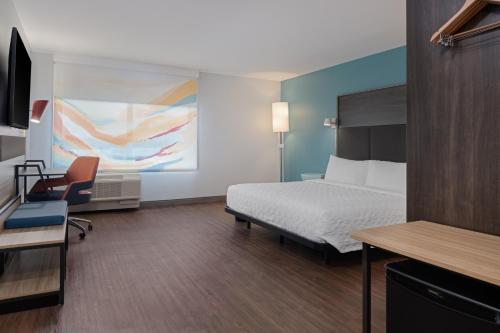 a hotel room with a bed and a desk at Tru By Hilton Miramar in Miramar