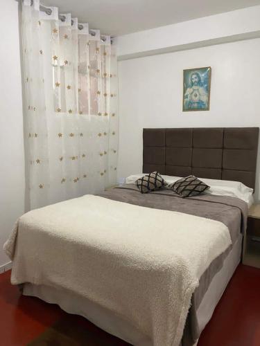 a bedroom with a large bed in a room at Minidepartamento en Huaral in Huaral