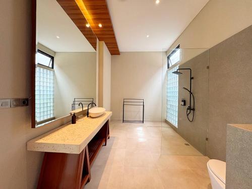 a large bathroom with a sink and a shower at Nazeki Villa in Uluwatu
