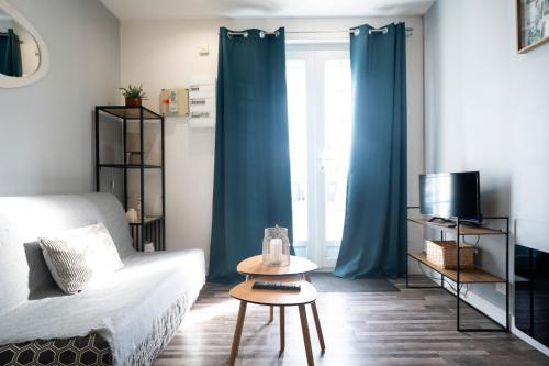 a living room with a couch and a table at Instant Pyrénéen in Lourdes