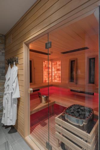 a room with a sauna with a tub at Caschu Alp Boutique Design Hotel Stoos - adults only in Stoos