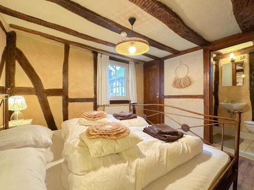 a bedroom with two beds with towels on them at Neef in Neef