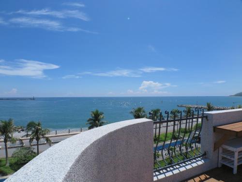 d'un balcon avec vue sur l'océan. dans l'établissement White Sand Homestay, à Hualien