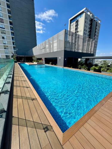 a large swimming pool in front of a building at Modern Apartment Pool & Gym by Paseo Santa Lucía in Monterrey