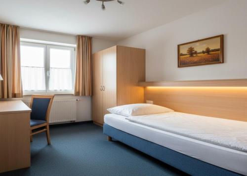 a hotel room with a bed and a desk at Hotel Wendelstein München City in Munich