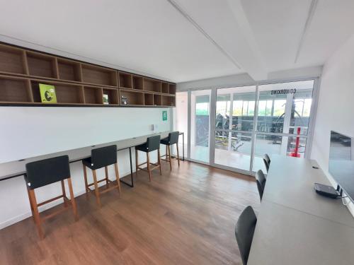a conference room with tables and chairs in an office at Flat Premium no Centro de Porto de Galinhas - Próximo as piscinas naturais in Porto De Galinhas