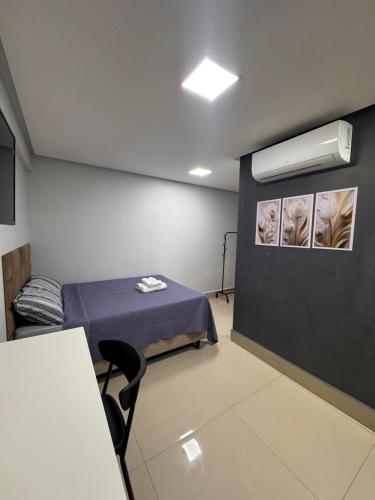 a room with a bed and a air conditioner at Studio em Anápolis in Anápolis