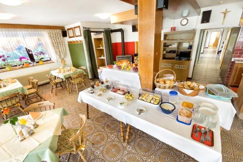 ein Zimmer mit zwei Tischen mit Essen drauf in der Unterkunft Bed&Breakfast Lausegger in Ferlach