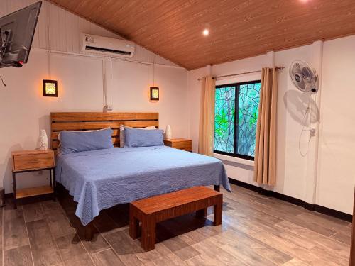 เตียงในห้องที่ Casa Del Bambu