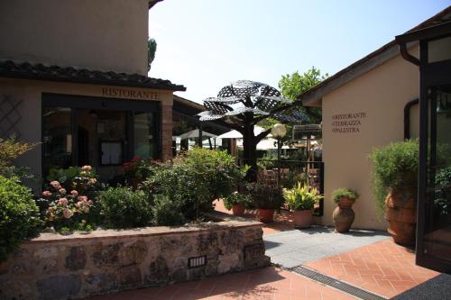 Κήπος έξω από το Hotel Sovestro