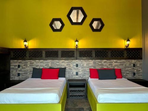 two beds sitting next to each other in a room at Hotel Villa's Camargo in Ixmiquilpan