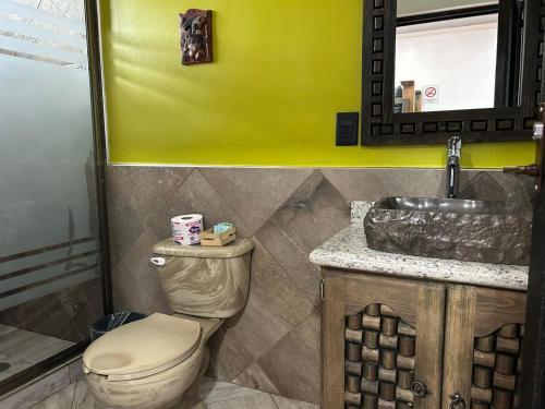 a bathroom with a toilet and a sink at Hotel Villa's Camargo in Ixmiquilpan