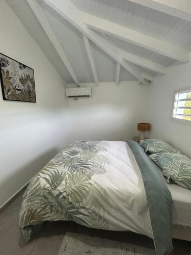 Llit o llits en una habitació de Villa Cosy Lamentin