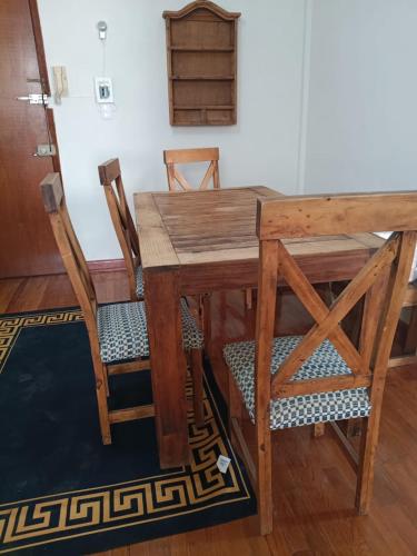 a wooden table and two chairs and a wooden table and chairs at Roma Sur Comodo departamento completo in Mexico City