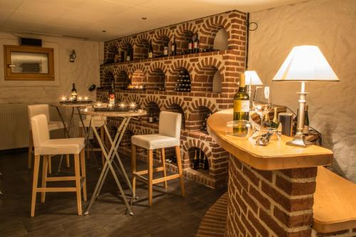 達赫施泰因山麓拉姆紹的住宿－Pension Savisalo，一间设有砖砌壁炉的餐厅内的酒吧