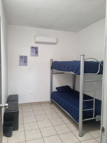 ein Schlafzimmer mit zwei Etagenbetten in einem Zimmer in der Unterkunft Libano in Manuel F. Martínez