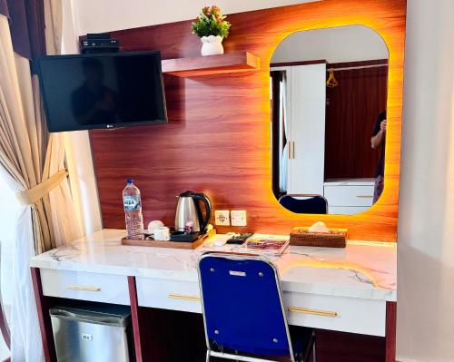 a room with a desk with a tv and a mirror at Chillhouse Lembongan in Nusa Lembongan