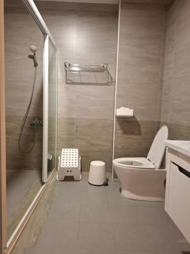 a bathroom with a shower and a toilet and a sink at Lan Cheng Su in Yuanshan