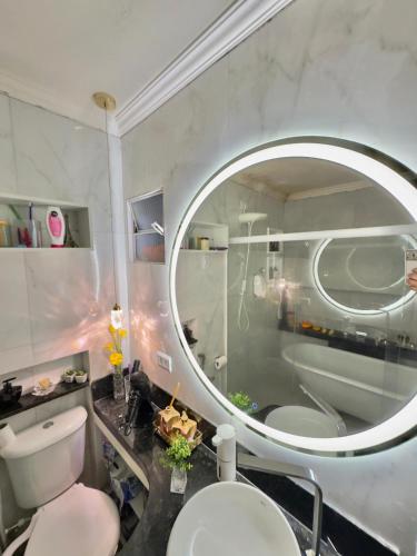 a bathroom with a mirror and a sink and a toilet at 4 quartos Folia de Olinda in Olinda