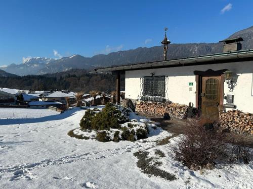 Cozy holiday home with mountain views