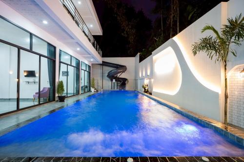a large swimming pool in a building with blue water at THE I-CON Luxury PoolVilla Pattaya Ocean Yacht Club 10 Bedrooms in Ban Huai Yai