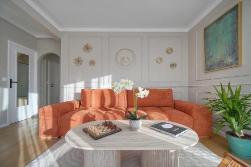 Mimosa 2BR with Balcony - Walk to Palais and Beach