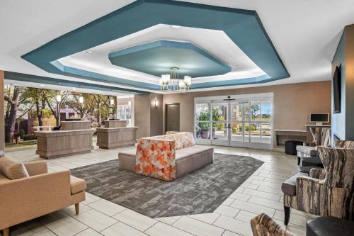 a large living room with a blue ceiling at La Quinta by Wyndham Searcy in Searcy