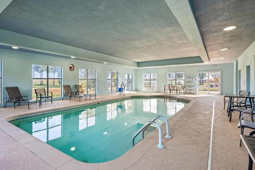 a large indoor pool with chairs and tables at La Quinta by Wyndham Searcy in Searcy