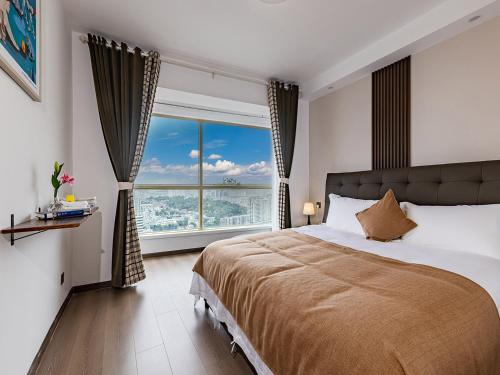 a bedroom with a large bed and a large window at Annie Apartment 3204 River View -only 120 meters from Metro Line 2 Exit of Chuanxinggulou in Kunming