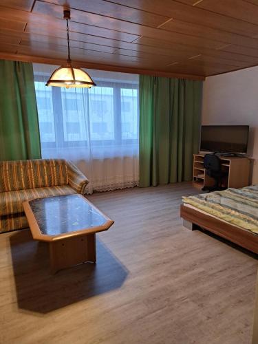 a living room with a couch and a coffee table at Ferienhaus mit Garten in Traiskirchen