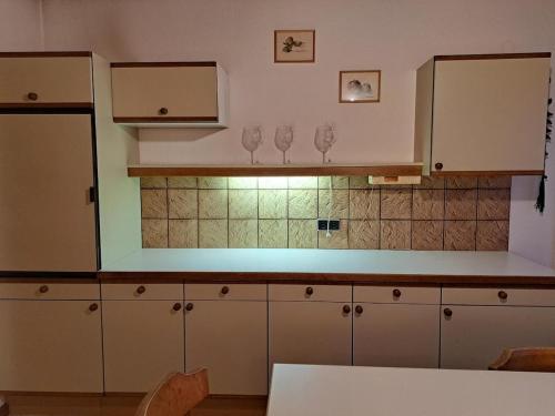 a kitchen with two wine glasses on the counter at Ferienhaus mit Garten in Traiskirchen