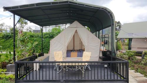 a tent with a table and chairs in it at Arjuno Chatten Valley in Punten