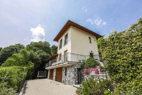 an exterior view of a house with a balcony at Villa Elena in Menaggio