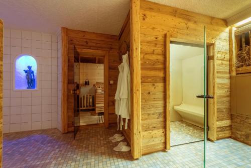 ein Bad mit einer Dusche und einer Glastür in der Unterkunft Parkhotel Tannenhof in Oy-Mittelberg