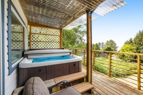 ein Whirlpool auf der Terrasse eines Hauses in der Unterkunft Sitka Sky in Oceanside