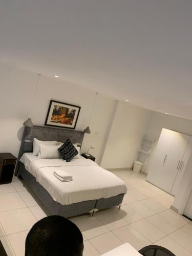 a bedroom with a bed in a room at One Bedroom Premium Luxury Apartments at The Embassy Garderns in Cantonments
