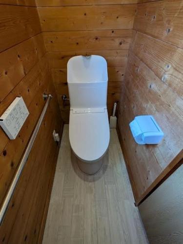 a small bathroom with a toilet in a cabin at コテージ　マリーゴールド in Nasu-yumoto