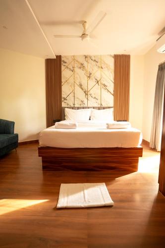 a bedroom with a bed and a couch at Lume Stayz in Siolim