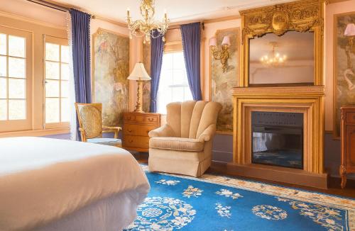 a bedroom with a bed and a fireplace at Luxe Homestay in Hollywood - by The Grove & Walk of Fame in Los Angeles