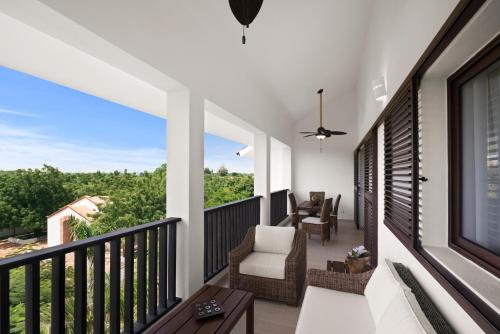 a balcony with a view of the yard at Hotel Casa Hemingway in Juan Dolio