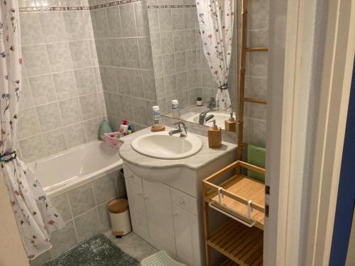 a bathroom with a sink and a bath tub at Macasa chambres et table d'hôte in Coolus